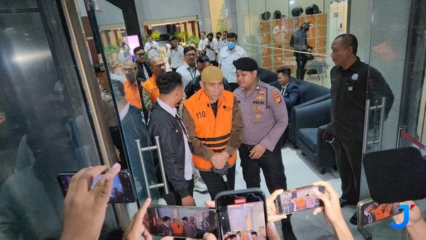 KPK Tahan Dua Tersangka Korupsi Kuota Haji: Direktur Maktour Menangis, Ketum Asosiasi Berjalan Tertatih