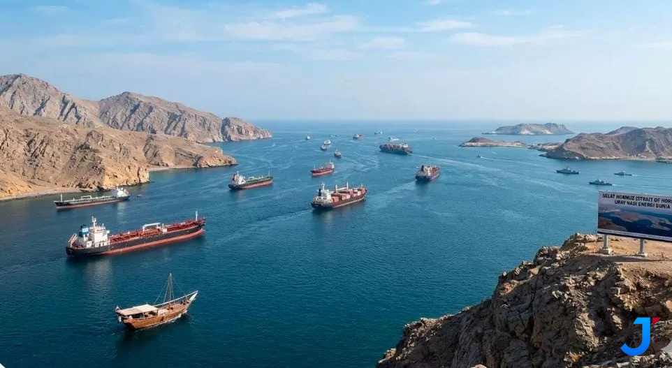 Iran Kembali Tutup Selat Hormuz: Ancaman Tembak Kapal, Ketegangan dengan AS Memuncak