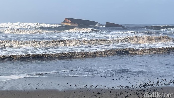 Kebocoran Tongkang Batu Bara di Pangandaran: Air Laut Berubah Hitam, Ekosistem Pesisir Terancam