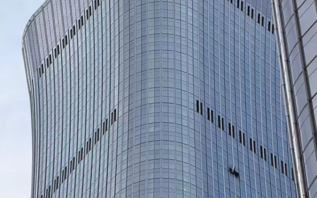 Pesawat Kecil Tabrak CITIC Tower, Gedung Tertinggi Beijing: Pilot Tewas, 13 Orang Luka