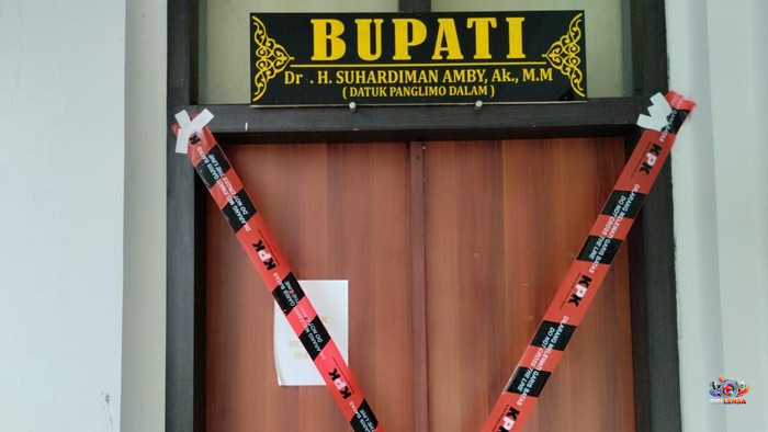 KPK Gelar OTT di Kabupaten Kuantan Singingi, Tangkap 10 Orang – Bupati Suhardiman Amby Masih Diburu