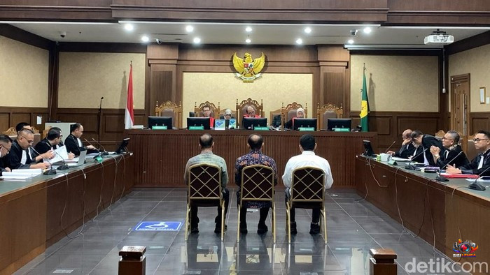 Tiga Mantan Pejabat Bea Cukai Kemenkeu Didakwa Terima Suap Rp78 Miliar