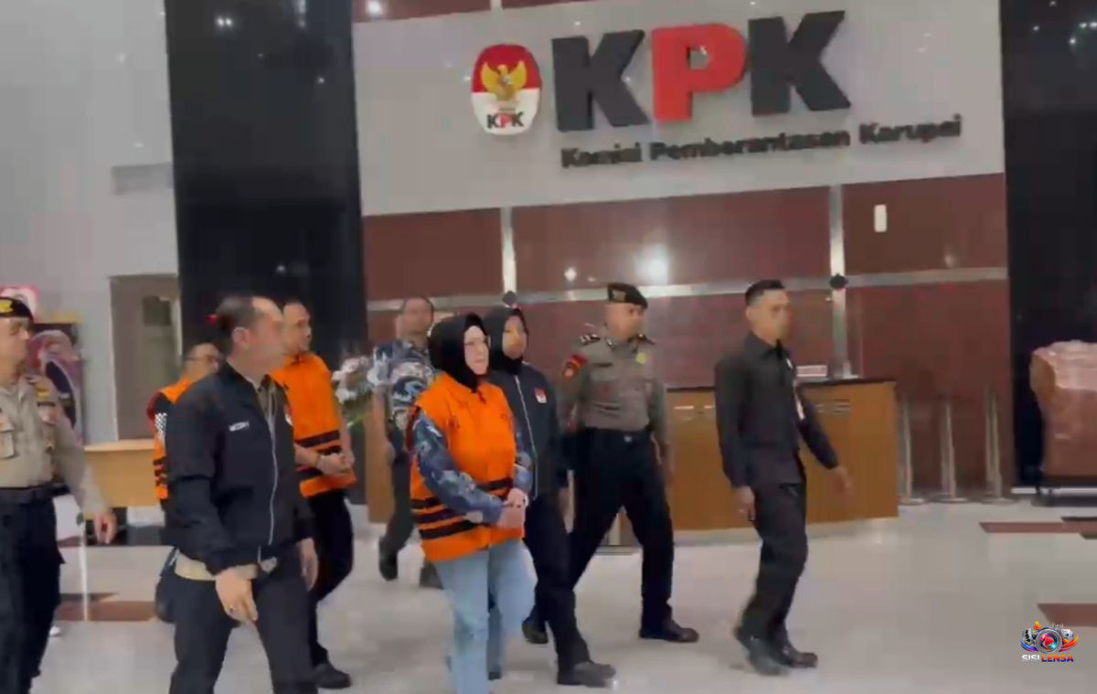 Bupati Sukoharjo Etik Suryani Diam Seribu Bahasa Saat Digiring ke Rutan KPK