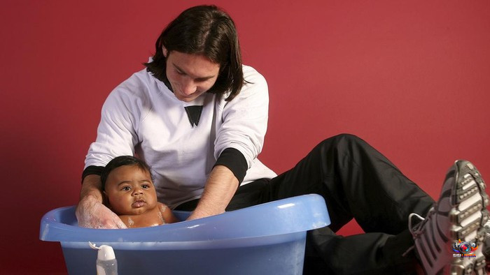 Foto Lawas Messi Memandikan Bayi Lamine Yamal Kembali Viral Jelang Final Piala Dunia 2026