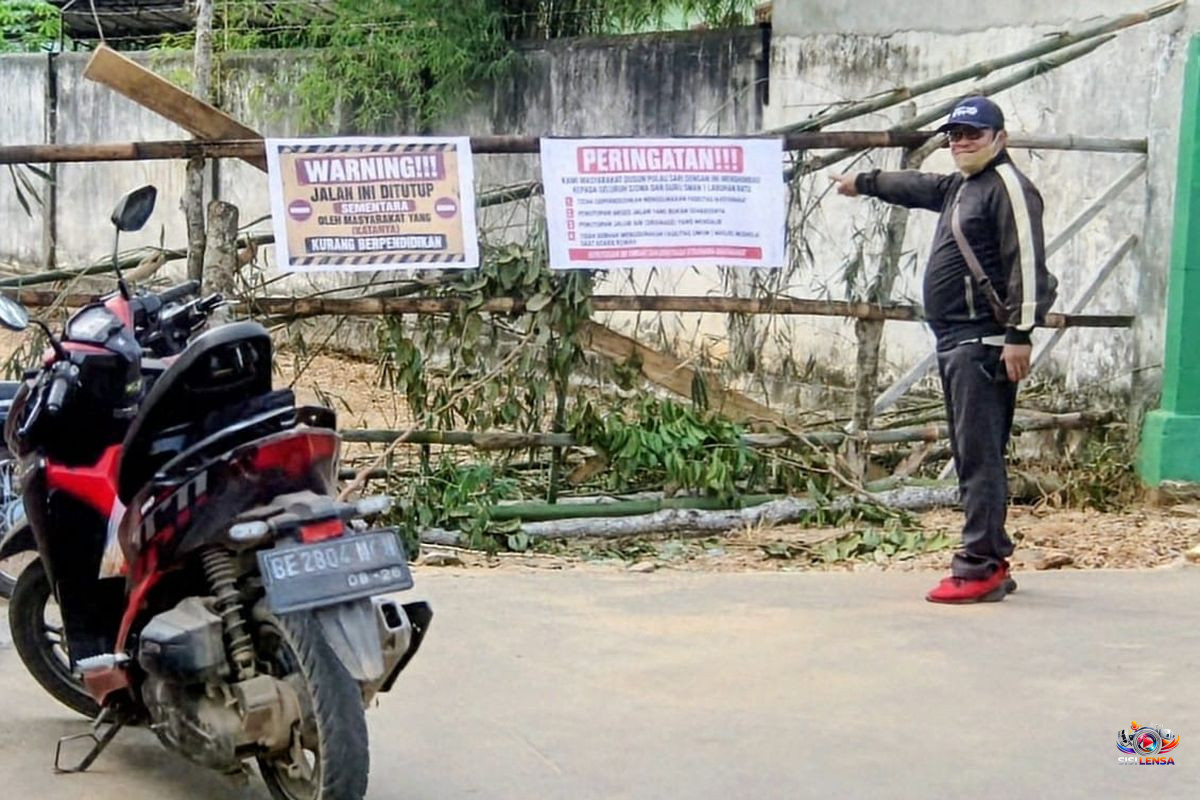 Gerbang SMA Negeri 1 Labuhan Ratu Ditutup Warga, Kecewa Anak Tak Diterima Lewat Jalur Domisili