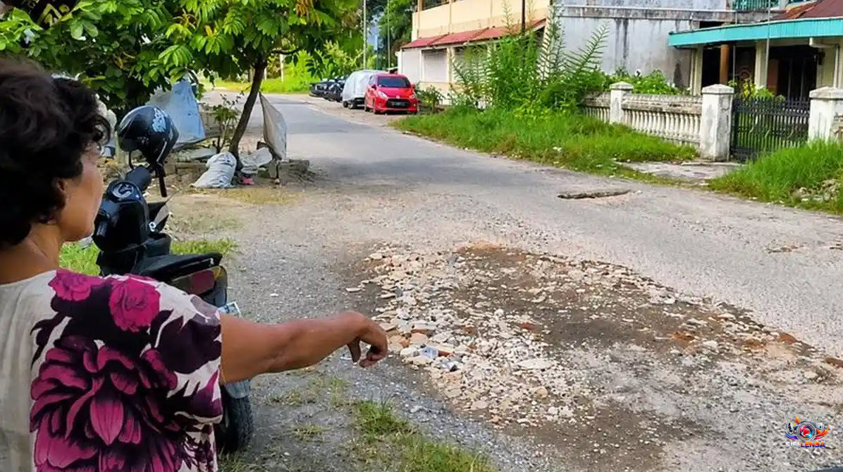 Kisah Ari, Pemulung di Padang yang Rela Tambal Jalan Berlubang dengan Puing Bangunan Demi Keselamatan Warga