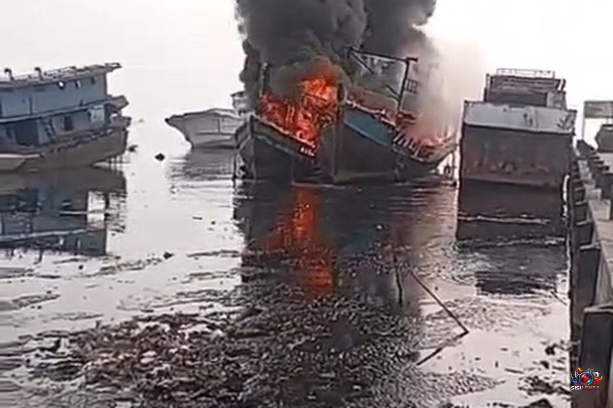 Tiga Kapal Nelayan Terbakar di Dermaga Mangrove Kali Adem Muara Angke, Diduga Akibat Korsleting Listrik