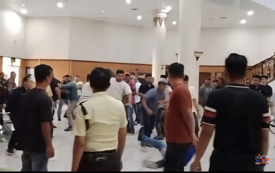 Rapat Banggar DPRD Riau Berujung Ricuh, Pendukung Dua Legislator Terlibat Bentrokan di Gedung Dewan