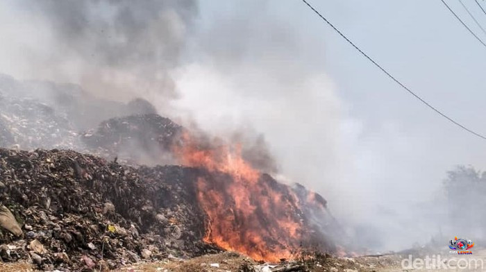 TPA Troketon Klaten Terbakar, Asap Tebal Membumbung Tinggi, Petugas Berjibaku Jinakkan Api Berjam-jam