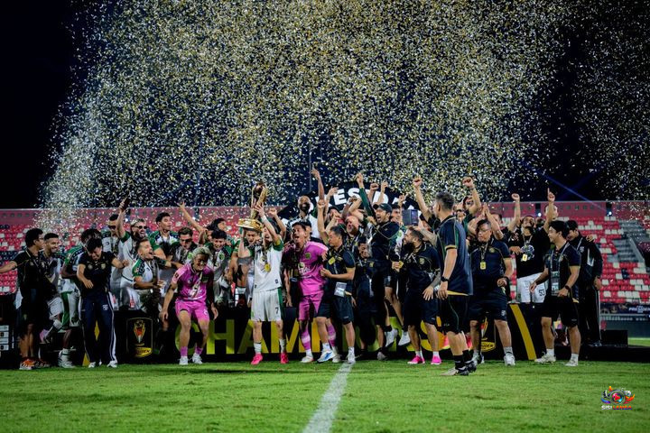 Sejarah Baru Persebaya, Bajul Ijo Angkat Trofi Piala Presiden 2026 Usai Taklukkan Persib Lewat Adu Penalti