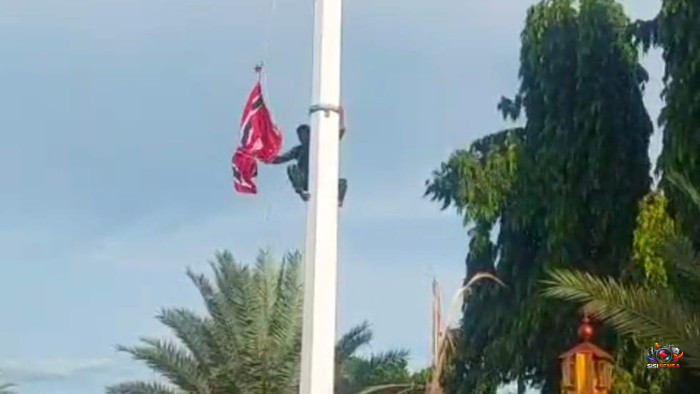 Prajurit TNI Turunkan Bendera Bulan Bintang di Masjid Raya Baiturrahman Setelah Kericuhan