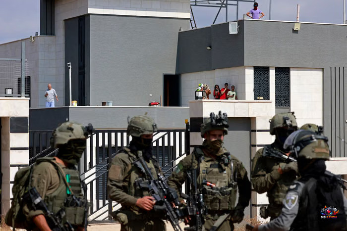 Aktivis Dihentikan Militer Israel Saat Coba Antar Makanan dan Air ke Rumah Warga Palestina yang Dikepung Pemukim di Desa Qusra