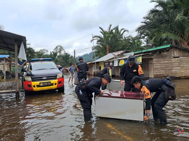 Sulawesi Tengah Dilanda Bencana Ganda: Banjir Bandang Terjang Permukiman, Kebakaran Meluas di Tengah Kekeringan
