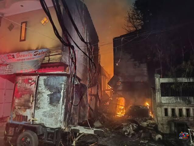 Kebakaran Hebat Landa Muara Angke, Puluhan Rumah Ludes dan 22 Mobil Damkar Dikerahkan