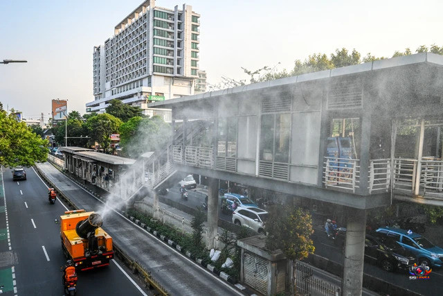 Pemprov Jakarta Semprot Jalan dari Monas hingga Bundaran Senayan untuk Kurangi Dampak Abu Vulkanik Anak Krakatau