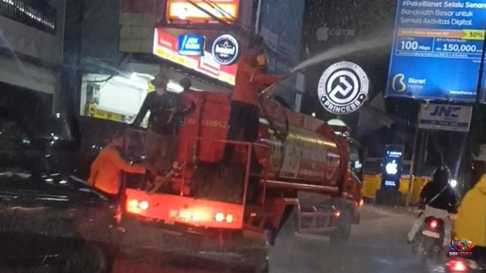 Masker Langka di Bandar Lampung, Damkarmat Semprot Jalan Protokol Atasi Debu Abu Vulkanik