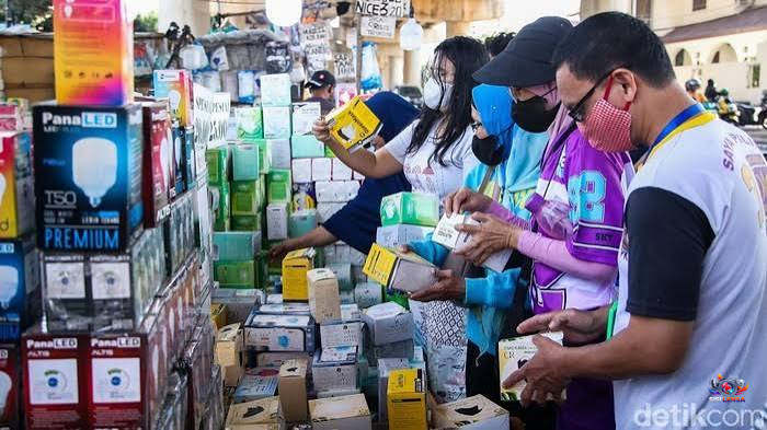 Masker Diburu di Tengah Abu Vulkanik, Pedagang Hadapi Lonjakan Permintaan dan Fenomena Panic Buying