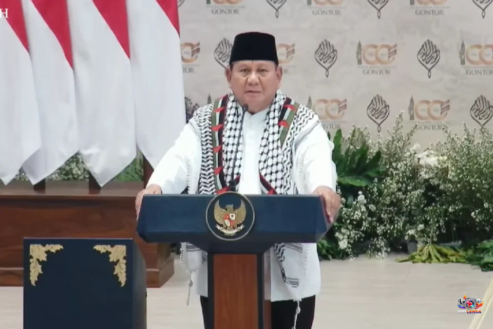 Presiden Prabowo Serukan Free Palestine di Syukuran 100 Tahun Gontor, Duta Besar Palestina Serahkan Keffiyeh