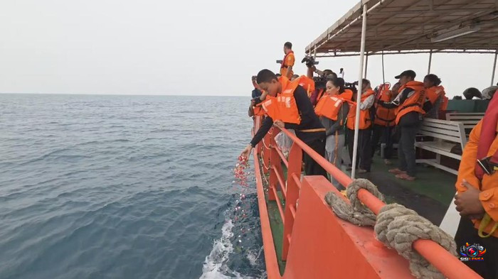 Keluarga Delapan Korban Hilang Tabur Bunga di Lokasi Terakhir Speedboat Arupadhatu 1
